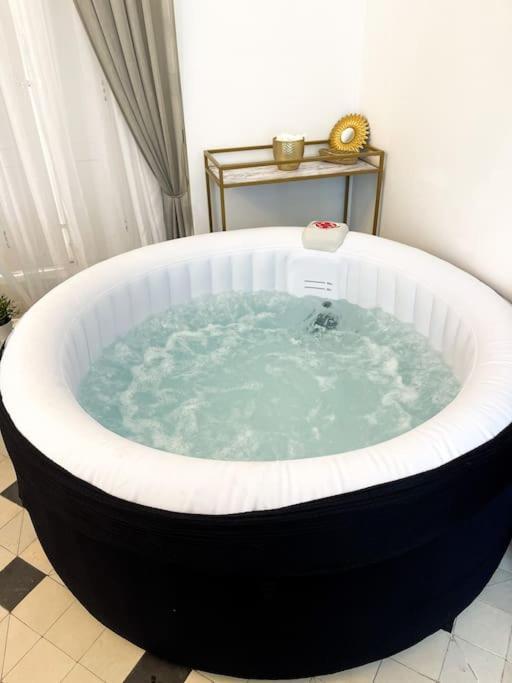 Romantique Jacuzzi, Au Chateau A 30 Min De Paris Apartment Limay Luaran gambar